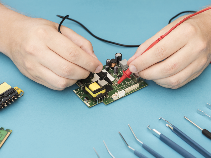 checking electronic circuit with multimeter 